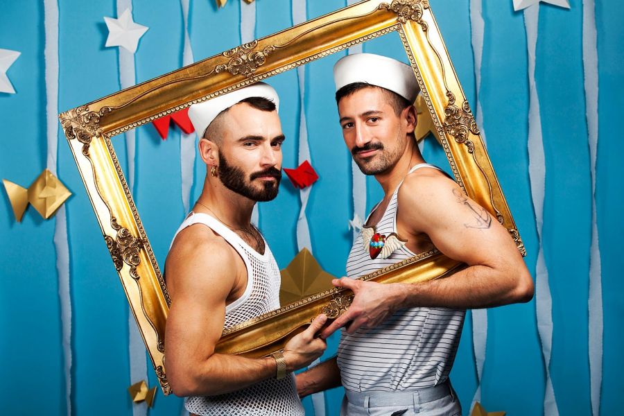 Kitschy gay bruiloft fotoshoot